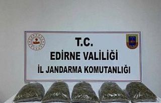 Edirne'de uyuşturucuyla yakalanan zanlı gözaltına...