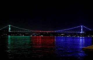 Fatih Sultan Mehmet Köprüsü Azerbaycan bayrağının...