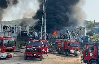 Kocaeli'de plastik fabrikasında yangın çıktı