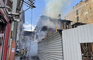 Bursa'da iki katlı ahşap bina yandı