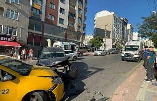 Kocaeli'de taksi ile hafif ticari araç çarpıştı...