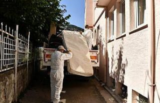 Bursa'da bir evden 2 kamyon çöp çıkarıldı