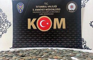 İstanbul'da kargo paketine gizlenmiş 1073 sikke...