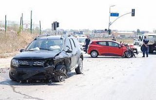 Tuzla'da iki otomobilin çarpıştığı kazada...