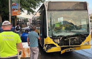 Üsküdar'da kaza yapan İETT otobüsünde hasar...