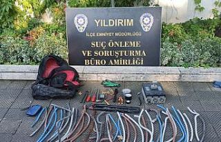 Bursa'da trafodan hırsızlık yaptıkları iddiasıyla...