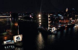 Galata ve Atatürk köprüleri gece belli saatlerde...