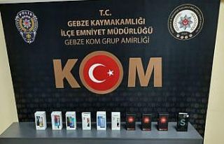 Kocaeli'de 46 kaçak cep telefonu ele geçirildi