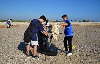 Manavgat'ta çevre temizliği etkinliğinde sahilden...
