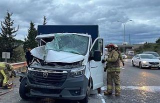 Tuzla'da iki kamyonetin çarpıştığı kazada...