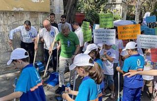 Üsküdar'da gönüllü çocuklar çevre temizliği...