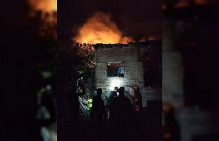 Balıkesir'de metruk binada çıkan yangın söndürüldü