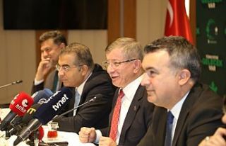 Davutoğlu gazetecilerle buluştu
