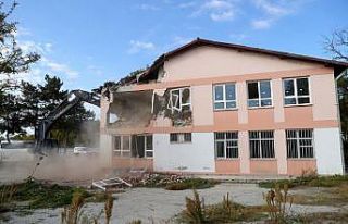 Riskli bina olarak belirlenen okul binası yıkılıyor