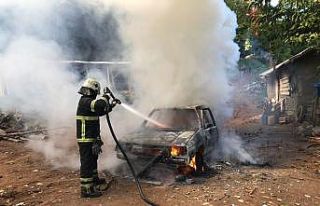 Kocaeli'de park halindeki otomobil yandı