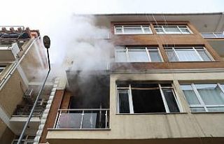Ev yangınında dumandan etkilenen kadın hastaneye...