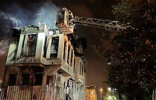 Fatih'te 3 katlı tarihi binada çıkan yangın...