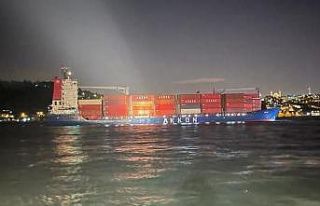 İstanbul Boğazı'ndaki gemi trafiği arızalanan...