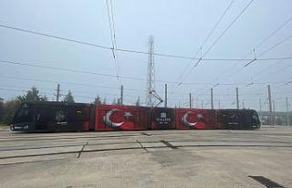 Saat 09.05'te duran tramvayda yolcular Atatürk'ü...