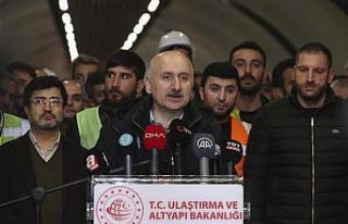 Bakan Karaismailoğlu yeni yıla metro çalışanlarıyla...