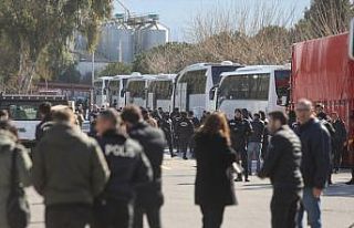 İzmir'den gönüllü 225 polis, yardım malzemeleriyle...