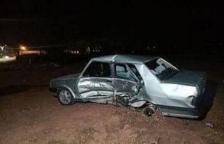 Hafif ticari araçla otomobilin çarpıştığı kazada...