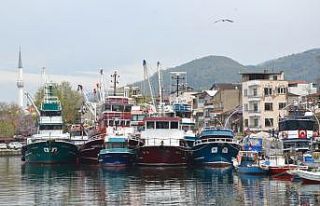 Marmara Denizi'nde limana demirleyen Karamürselli...