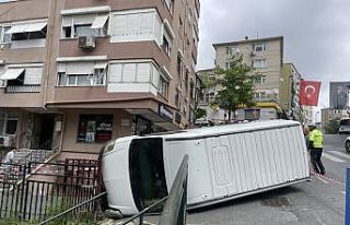 Beşiktaş'ta yokuş aşağı kayan minibüs...