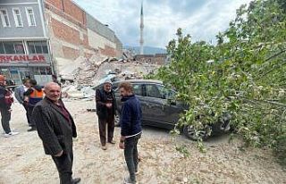 Bursa'da 4 katlı binanın enkazı kontrollü...