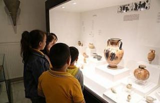 Edirne'de minik arkeologlar müze bahçesinde...