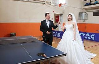Edirneli çift düğün kıyafetleriyle masa tenisi...