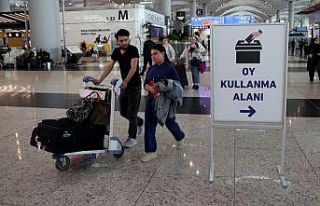 İstanbul'daki havalimanlarında oy verme işlemi...