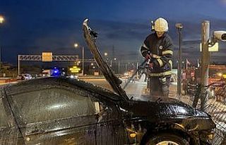 Edirne'de kaza yapan otomobilde çıkan yangın...