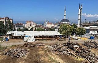İstanbul'da kurulan pazarlarda kurbanlık satan...