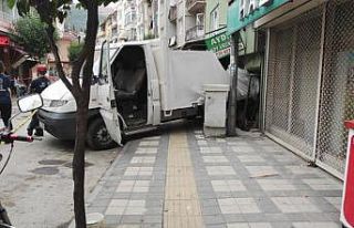 Bursa'da kazada savrulan kamyonetin çarptığı...