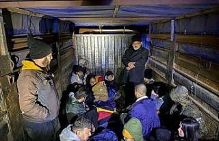 Edirne'de kamyon kasasında 17 düzensiz göçmen...