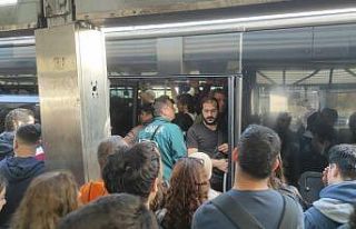 İstanbul'da bazı metrobüs duraklarında yoğunluk...