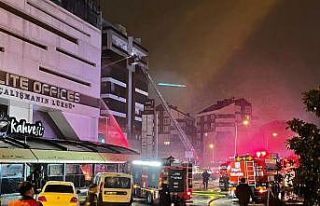 Bursa'da 10 katlı binada çıkan yangına müdahale...