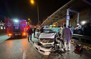 Bursa'da kaza yapan otomobilde sıkışan sürücü...
