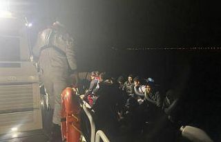 Çanakkale açıklarında 32 düzensiz göçmen kurtarıldı