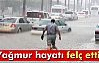 Adana'da yağmur hayatı felç etti