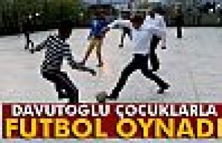 Başbakan Davutoğlu, Varto'da çocuklarla futbol...