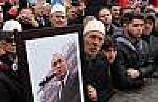 Kosova’da binlerce kişi eski başbakan Haradinaj’a...