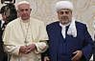 Papa’ya Azerbaycan’da Kur’an-ı Kerim hediye...