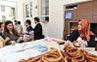 Sena Nur Çelik, Esnaf Ziyaretinde Simit Yapıp Dağıttı