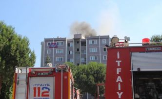 Katlı apartmanın çatısında çıkan yangın söndürüldü