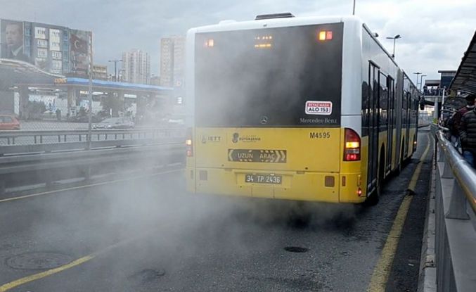 Motor kısmından duman çıkan metrobüs tahliye edildi
