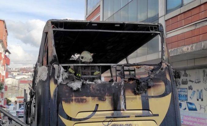 Park halindeki yolcu otobüsü yandı