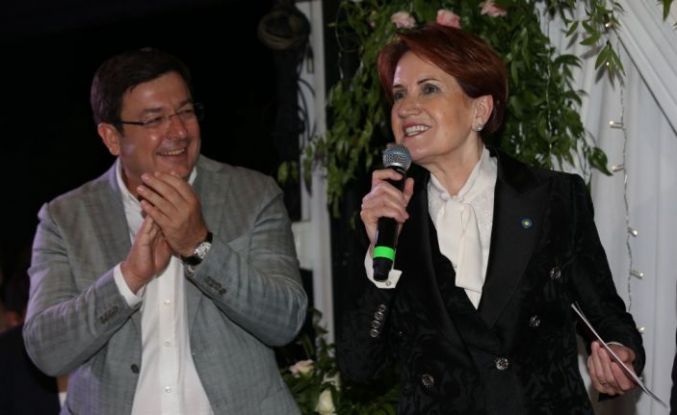 İYİ Parti Genel Başkanı Akşener, Gökçeada'da nikah şahitliği yaptı