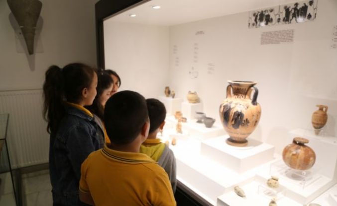 Edirne'de minik arkeologlar müze bahçesinde deneysel kazı yaptı